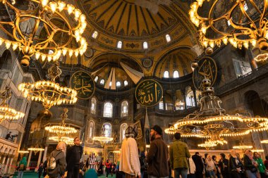 Ayasofya 'nın turistlerle ya da yerel halkla iç kesimi. İstanbul Türkiye - 4.14.2023