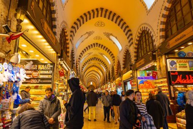 İstanbul Çarşıları. Misir Carsisi ya da Mısır Çarşısı ya da Spice Bazaar 'ın içeriden görünüşü. İstanbul Türkiye - 3.30.2023