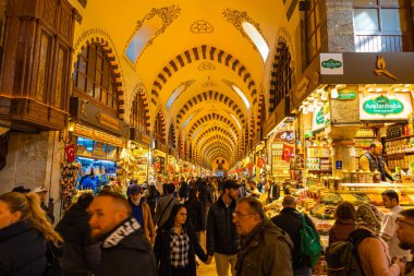 İstanbul 'da turistler ve Baharat Pazarı veya Mısır Pazarı nam-ı diğer Misir Carsisi. İstanbul Türkiye - 3.30.2023