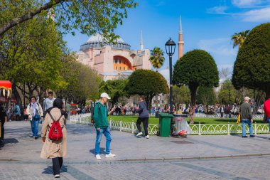 Sultanahmet Meydanı 'ndan insanlarla Ayasofya manzarası. İstanbul 'un tatil beldeleri. İstanbul Türkiye - 4.14.2023