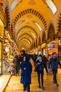 Spice Bazaar 'daki halk ya da turistler nam-ı diğer İstanbul' daki Misir Carsisi. İstanbul Türkiye - 3.30.2023