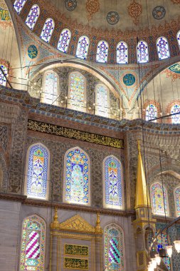 Mavi Cami diğer adıyla Sultanahmet Camii 'nin iç kısmı dikey. İstanbul Türkiye - 5.15.2023