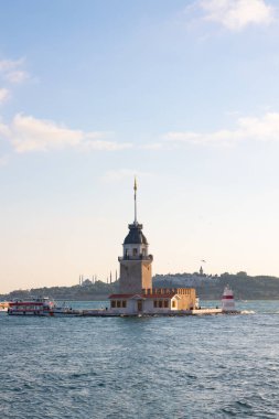 Bakire Kulesi, nam-ı diğer Kiz Kulesi, gün batımında İstanbul şehir manzaralı. İstanbul 'a düşey fotoğrafla git.