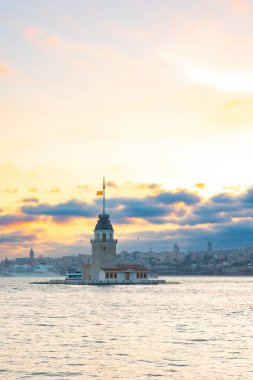 Kızların Kulesi namı diğer Kiz Kulesi. Gün batımında. 2023 yılında Kiz Kulesi görünümü. İstanbul 'un arka plan dikey fotoğrafının simgeleri.