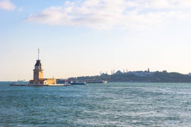 İstanbul manzaralı tarihi yarımada ve Maiden 's Tower namı diğer Kiz Kulesi. İstanbul 'daki arka plan fotoğrafına git.