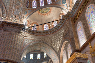 Sultanahmet Camii 'nin süslemeleri ve yarı kubbeleri namı diğer Mavi Cami. Osmanlı mimarisinin ayrıntıları. İstanbul Türkiye - 5.15.2023