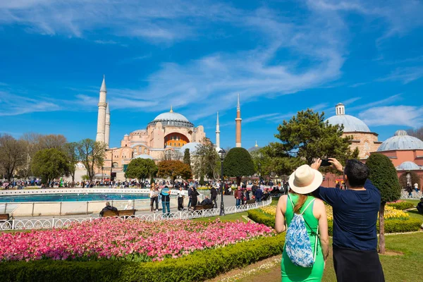 Visiting Istanbul Background Photo Tourist Couple Taking Photos Hagia Sophia — Stock Photo, Image