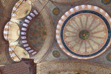 Sultanahmet Camii, diğer adıyla Mavi Cami Kubbeleri. Osmanlı mimari arka plan fotoğrafı. İstanbul Türkiye - 5.15.2023