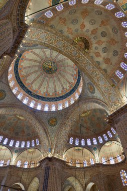 Dikey fotoğrafta Sultanahmet Camii 'nin iç manzarası diğer adıyla Mavi Cami. İstanbul Türkiye - 5.15.2023
