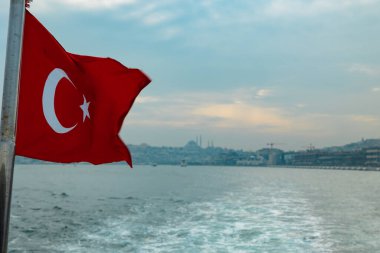 Arka planda İstanbul 'un Türk Bayrağı ve şehir manzarası var. Türkiye 'nin arkaplan fotoğraflarının milli günleri.