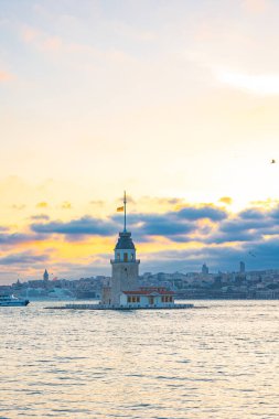 Kiz Kulesi nam-ı diğer Bakire Kulesi, gün batımında dikey görüntüde. İstanbul 'un simgeleri.