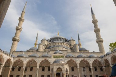 Sultanahmet Camii avludan görünüyor. İstanbul 'daki Mavi Cami. İstanbul Türkiye - 5.15.2023