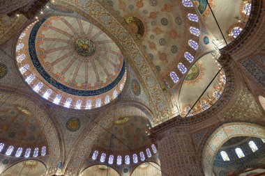 Sultanahmet Camii 'nin ya da Mavi Cami' nin iç manzarası. İstanbul Türkiye - 5.15.2023