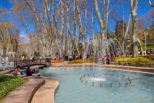 Gulhane Park Vista Primavera Con Estanque Gente Estambul Turkiye 2023 — Foto de Stock