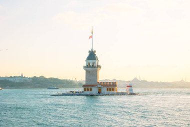 Gün batımında Kiz Kulesi ya da Bakire Kulesi. İstanbul 'un simgeleri. İstanbul 'un yeni yenilenmiş tarihi binası.