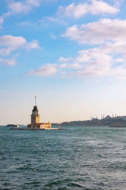 Maiden 's Tower namı diğer Kiz Kulesi dikey arkaplan fotoğrafı. İstanbul 'a seyahat hikayesinin arka plan fotoğrafı.