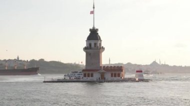 İstanbul 4K görüntüleri. Maidens Tower veya Kiz Kulesi gün batımında. İstanbul arka plan videosunu ziyaret edin.
