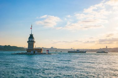 İstanbul simgeleri. Günbatımında Kiz Kulesi veya Bakire Kulesi İstanbul feribot ve şehir manzarası.