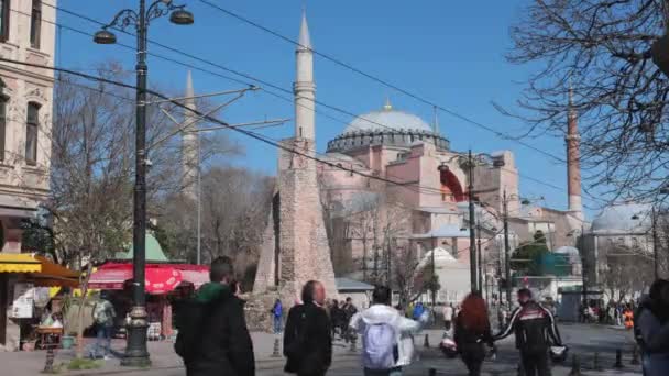 Bezoek Istanbul Concept Video Toeristen Lopen Straat Hagia Sophia Achtergrond — Stockvideo