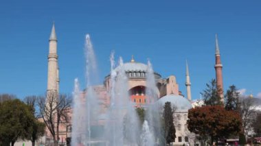 İstanbul konsept videosunu ziyaret edin. Arka planda Fountain ve Ayasofya var. İstanbul Türkiye - 3.30.2023