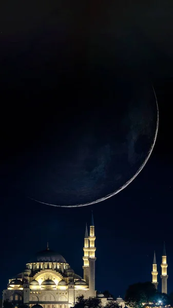イスラム垂直画像 テキスト用のコピースペースを持つSuleymaniyeモスクと三日月 ラマダーン月やイスラム教の新年の概念 — ストック写真