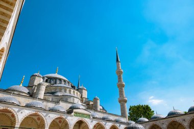 Sultanahmet 'in kubbeleri ve minareleri ya da avludan Mavi Cami. Ramazan veya İslami arkaplan fotoğrafı. İstanbul Türkiye - 6.300.2023