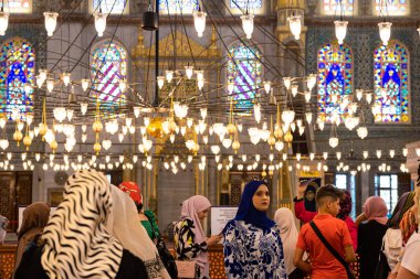 İstanbul 'un arka plan fotoğrafını ziyaret et. Mavi Cami 'deki turistler ya da yerel halk. İstanbul Türkiye - 5.15.2023