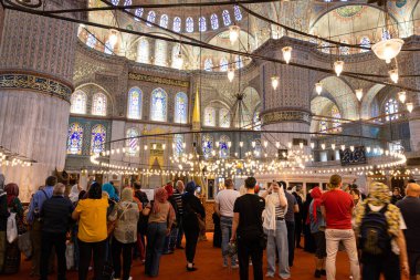 İstanbul 'u ziyaret et. Sultan Ahmet Camii 'ndeki ya da Mavi Cami' deki turistler. İstanbul Türkiye - 5.15.2023