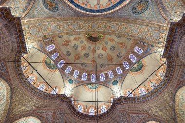 Mavi Cami ya da Sultanahmet veya Sultan Ahmed Camii içeridedir. İslami mimari arka plan fotoğrafı. İstanbul Türkiye - 5.15.2023