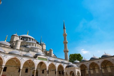 İslami ya da ramazan fotoğrafı. Mavi Cami ya da Sultanahmet Camii manzarası avludan. İstanbul Türkiye - 6.300.2023