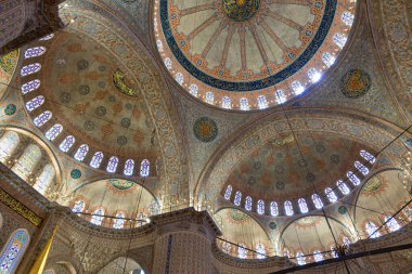 Sultan Ahmed Camii ya da Mavi Cami iç mekanı. İstanbul Türkiye - 5.15.2023