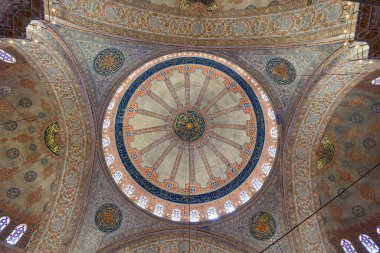 Mavi Cami ya da Sultanahmet Camii 'nin iç manzarası. Sultan Ahmet Camii 'nin Kubbesi. İstanbul Türkiye - 5.15.2023