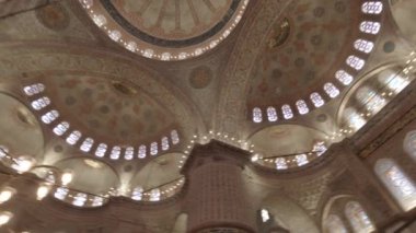 Sultan Ahmed ya da Sultanahmet Camii namı diğer Mavi Cami 'nin iç manzarası. İstanbul Türkiye - 15.3.2023