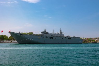 Sirkeci limanı yakınlarındaki TCG Anadolu veya L400 savaş gemisi. İstanbul Türkiye - 5.24.2023