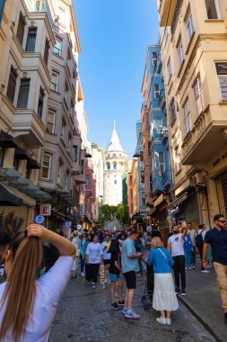 İstanbul konsept fotoğrafını ziyaret et. Galata Tower caddesinde turistler var. İstanbul Türkiye - 7.15.2023