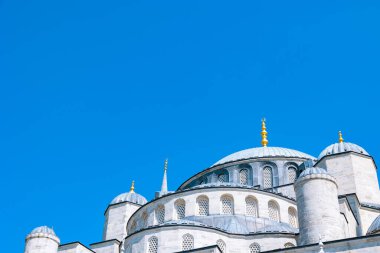 Sultan Ahmed, Sultanahmet ya da açık mavi gökyüzü olan Mavi Cami Kubbeleri. İslam veya ramazan arkaplan fotoğrafı.