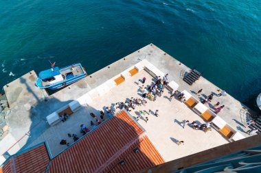 Maiden 's Tower veya Kiz Kulesi adasında tekne bekleyen turistler. İstanbul konsept fotoğrafını ziyaret et. İstanbul Türkiye - 7.11.2023