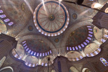 Sultanahmet Camii 'nin Kubbeleri, nam-ı diğer İstanbul' daki Mavi Cami. İstanbul Türkiye - 7.15.2023