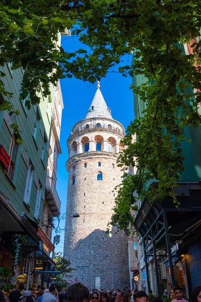 Επισκεφθείτε Istanbul Φόντο Κάθετη Φωτογραφία Πύργος Γκαλάτα Και Τουρίστες Κωνσταντινούπολη — Φωτογραφία Αρχείου