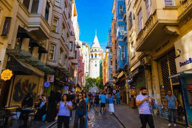 Turistler ve Galata Kulesi. Visistanbul 'un arka plan fotoğrafı. İstanbul Türkiye - 7.15.2023
