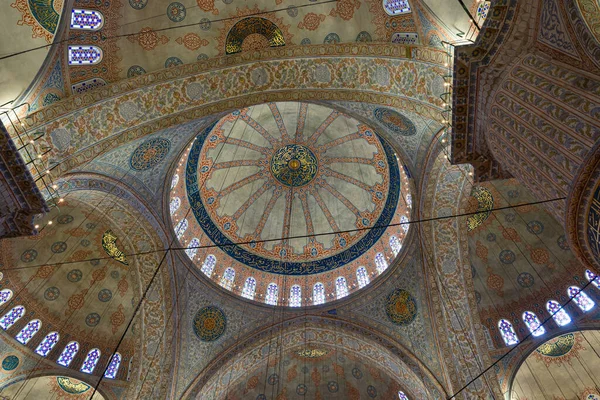 Sultanahmet Camii, diğer adıyla Mavi Cami iç mimarisi. İstanbul Türkiye - 6.300.2023