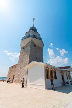 Kiz Kulesi, nam-ı diğer Bakire 'nin Kulesi dikey fotoğrafı. İstanbul 'un yeni yenilenmiş ünlü binası. İstanbul Türkiye - 7.11.2023