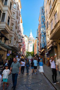 İstanbul 'un dikey fotoğrafını ziyaret et. Turistlerle ve Galata Kulesi 'yle sokak manzarası. İstanbul Türkiye - 7.15.2023