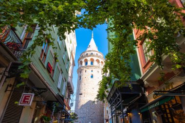 Beyoğlu 'ndaki Galata Kulesi. İstanbul 'daki arka plan fotoğrafına git. İstanbul Türkiye - 7.15.2023