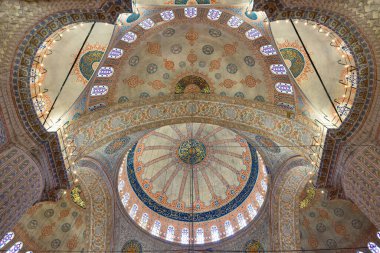 Sultanahmet Camii, diğer adıyla Mavi Cami iç mimarisi. İslami mimari arka plan fotoğrafı. İstanbul Türkiye - 5.15.2023