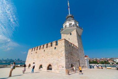 İstanbul 'u ziyaret et. Bakire Kulesi ya da turistlerle Kiz Kulesi. İstanbul Türkiye - 7.11.2023