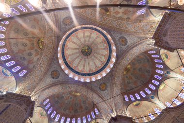 Sultanahmet Camii 'nin iç manzarası, nam-ı diğer Mavi Cami. İslami arkaplan. İstanbul Türkiye - 7.15.2023