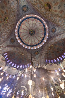 İslami mimari arka plan fotoğrafı. Mavi Cami 'nin içi. İstanbul Türkiye - 7.15.2023