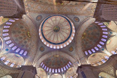 Sultanahmet Camii, diğer adıyla Mavi Cami iç mimarisi. İstanbul Türkiye - 7.15.2023