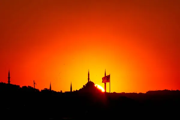 Silueta Istanbulu Mešitou Vlajkou Při Západu Slunce Silueta Mešity — Stock fotografie